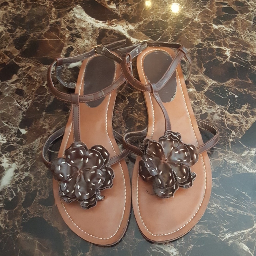 Flat sandals